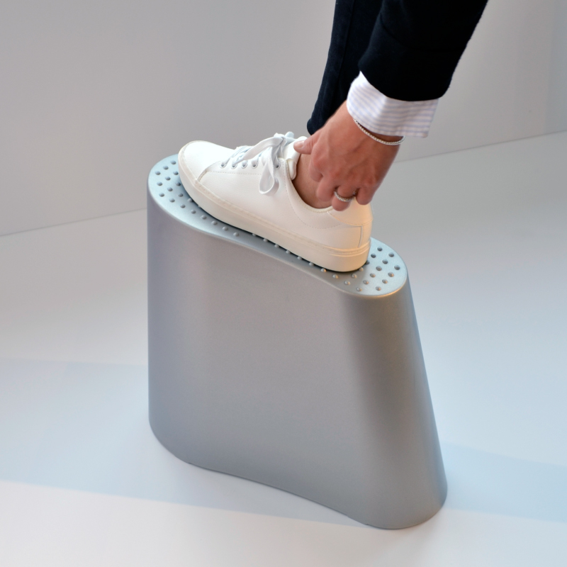 Pedro Servetto shoelace-tying stool - aluminum grey 2